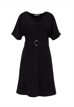 Svart klänning med V-ringning och korta ärmar. Har en figursydd midja med ett bälte och ett guld cirkulärt spänne, tillverkad i ett slätt tyg.