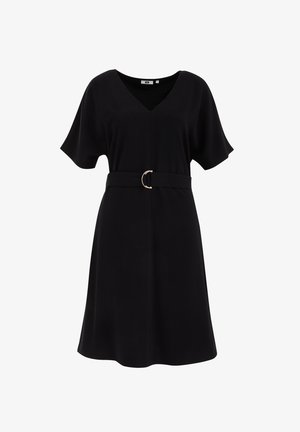 Zwarte jurk met een V-hals en korte mouwen. Heeft een fitte taille met een riem en een gouden cirkelgesp, gemaakt van een gladde stof.