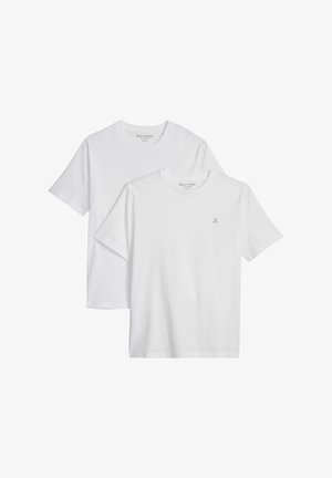 Twee effen witte T-shirts met korte mouwen en ronde hals, het ene over het andere heen gelegd, beide met Marc O'Polo branding op de kraag.