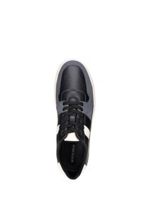 Černá a šedá kožená sneakers s bílým akcentem, kulatá špička, perforovaný svršek a černé tkaničky. Texturovaná stélka s viditelným názvem značky.