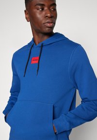 HUGO DARATSCHI - Hoodie - blau (medium blue)
