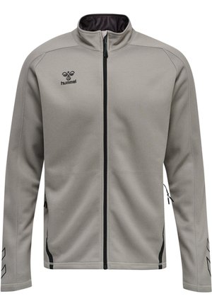 Grå zip-up jakke lavet af blødt materiale med høj krave, der har en sort lynlås, diskret branding på brystet og kontrastfarver.