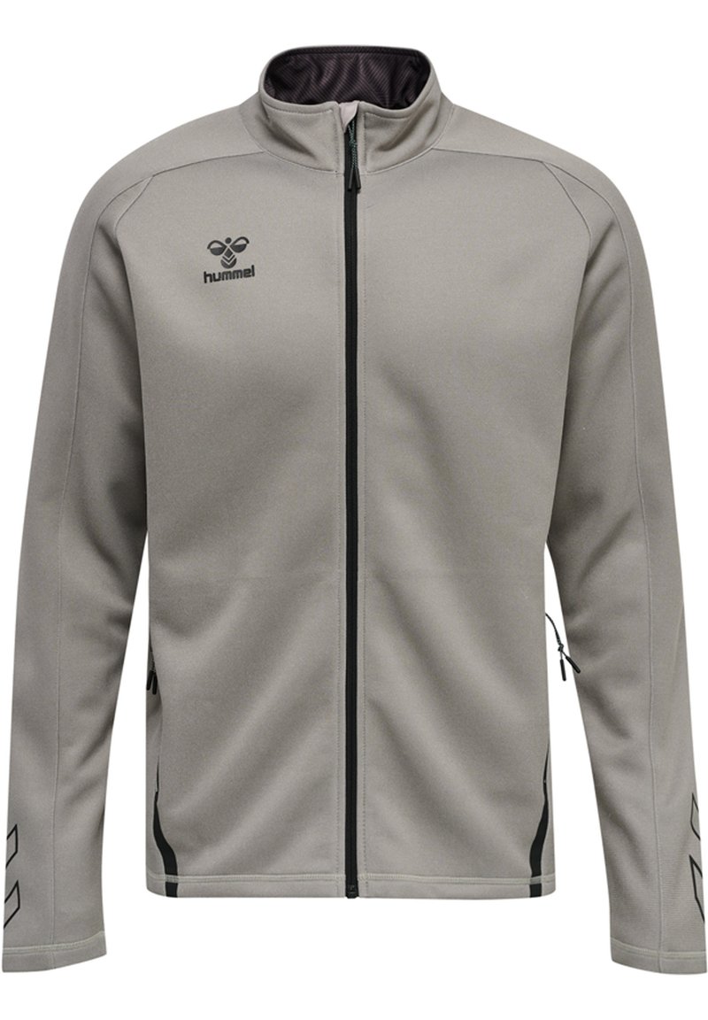 Graue Zip-Jacke aus weichem Material mit hohem Kragen, ausgestattet mit einem schwarzen Reißverschluss, dezentem Branding auf der Brust und kontrastierenden Akzenten.