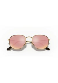 Gafas de sol con marco de metal dorado y lentes de gradiente rosa, en forma rectangular. Detalles de carey en las varillas, con un diseño de doble puente.