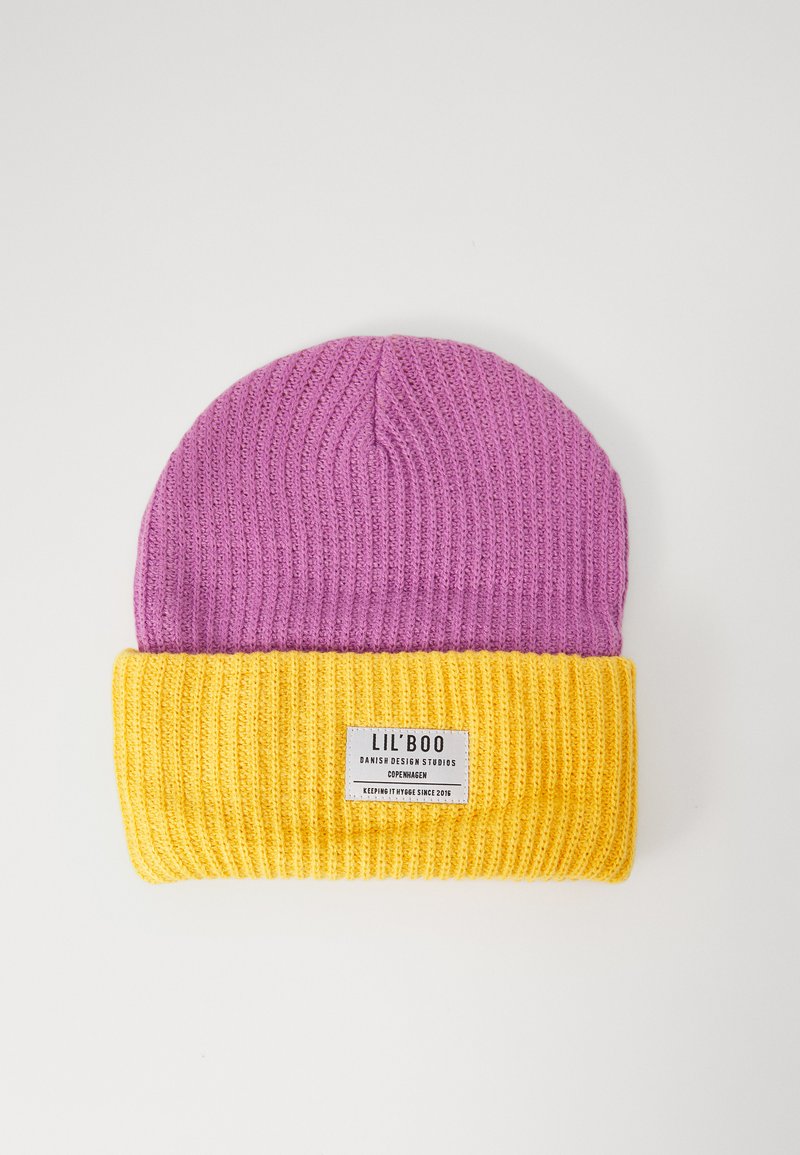 Bonnet tricoté avec une couronne violette et un revers jaune replié, arborant l'étiquette de la marque "LIL' BOO" sur fond blanc.