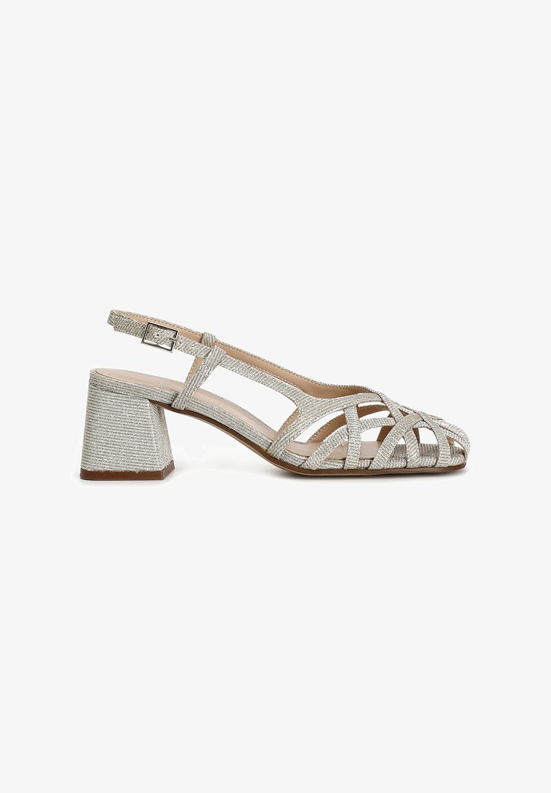 Sølv slingback sko med blokhæl, der har flettede stropper, en åben tå-design og en tekstureret overflade.