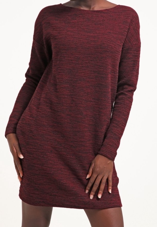 Abito in maglia color bordeaux con un motivo a strisce testurizzate; presenta un collo a barca e maniche lunghe, offrendo una vestibilità ampia e rilassata.