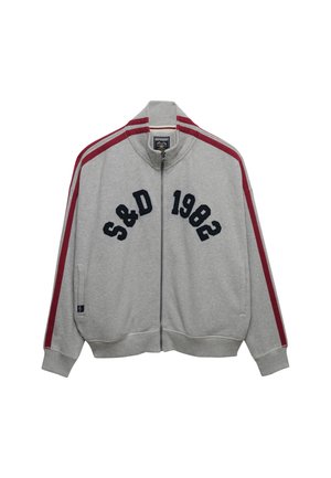 Veste zippée grise avec des rayures bordeaux sur les épaules. Présente une broderie "S&D 1982" sur le devant et deux poches avant. Tissu doux, coupe décontractée.