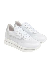 Des baskets blanches avec une tige en cuir lisse et en mesh, des accents argentés, un laçage à l'avant et une épaisse semelle en caoutchouc blanche.