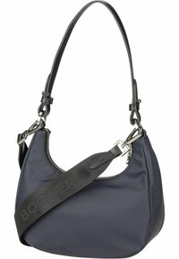 Borsa a spalla in nylon blu navy con un'unica tracolla in pelle e un audace logo nero in evidenza. Presenta una chiusura superiore con zip e una silhouette curva.