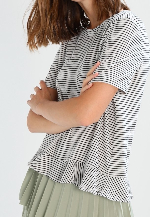 Top de manga corta a rayas en algodón gris y blanco, con un dobladillo con volantes. Combinado con una falda plisada de color verde claro.
