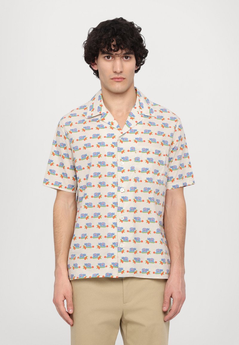 Chemise à manches courtes en tissu crème avec un motif coloré de voitures et de fleurs, dotée d'un col camp et d'une coupe décontractée.