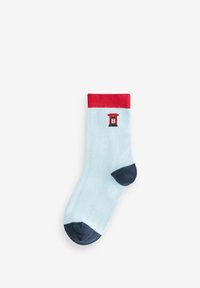 Hellblaue Socke mit einem roten gerippten Bund und einem marineblauen Fersenbereich. Verfügt über ein gesticktes rotes Briefkastenmuster an der Seite. Material aus einer Baumwollmischung.
