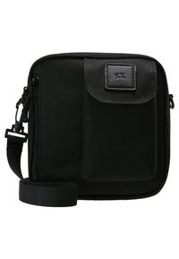 Sort rektangulær crossbody taske lavet af slidstærkt stof. Har en frontlomme, lynlåslukning og justerbar rem. Glat tekstur, minimalistisk design.