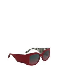 Czerwone plastikowe okulary przeciwsłoneczne w odważnym kocim kształcie, z gradientowymi soczewkami i czarno-białą paskowaną podszewką. Logo Karla Lagerfelda w zestawie.