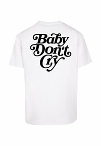 T-shirt en coton blanc avec une typographie noire audacieuse au dos, affichant "Baby Don't Cry" dans une police stylisée. Manches courtes, coupe décontractée.