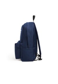 Zaino blu navy realizzato in tessuto resistente, dotato di spallacci regolabili imbottiti, una tasca frontale e una maniglia di trasporto superiore.