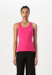 Tailliertes Tanktop aus leuchtendem rosa Baumwollmix, mit einem runden Ausschnitt und kleinem Logo in der Mitte vorne. Glatte Textur durchgehend.