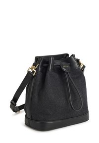 Crna torba u obliku kante od filca s kožnim detaljima, podesivim remenom, zatvaranjem na vrh s vezicom i hardverom u zlatnoj boji. Glatka tekstura, strukturirani oblik.