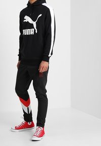Puma Jersey con capucha - black