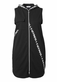 Schwarzes ärmelloses Kleid mit Kapuze, Frontreißverschluss und einer Brusttasche. Enthält einen diagonalen grafischen Trägerakzent mit "HAPPINESS". Glatte Textur.