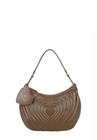 Borsa a tracolla in pelle marrone con motivo trapuntato a forma di cuore, design curvo, manico corto e targhetta a forma di cuore attaccata.