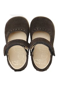 Zapatos Mary Jane de ante marrón con punta redonda, una correa sobre el empeine y cierre de cremallera. Interior de color claro con plantillas texturizadas.