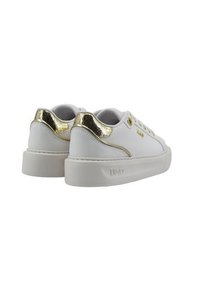 Sneakers bianchi con finitura in pelle liscia, dettagli metallici dorati sul tallone e suola spessa bianca. Logo del marchio visibile di lato.