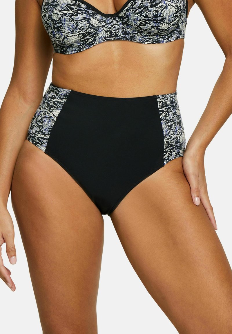 Bas de bikini taille haute en noir, avec des accents en imprimé serpent texturé sur les côtés. Tissu lisse avec un ajustement serré.