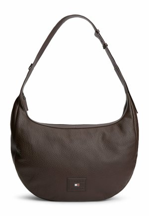 Mørkebrunt tekstureret læder skuldertaske med justerbar rem og lille rektangulært logo-patch foran i midten.