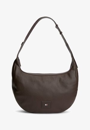 Ciemnobrązowa, teksturowana skórzana torba na ramię z regulowanym paskiem i małą prostokątną naszywką z logo na środku z przodu.