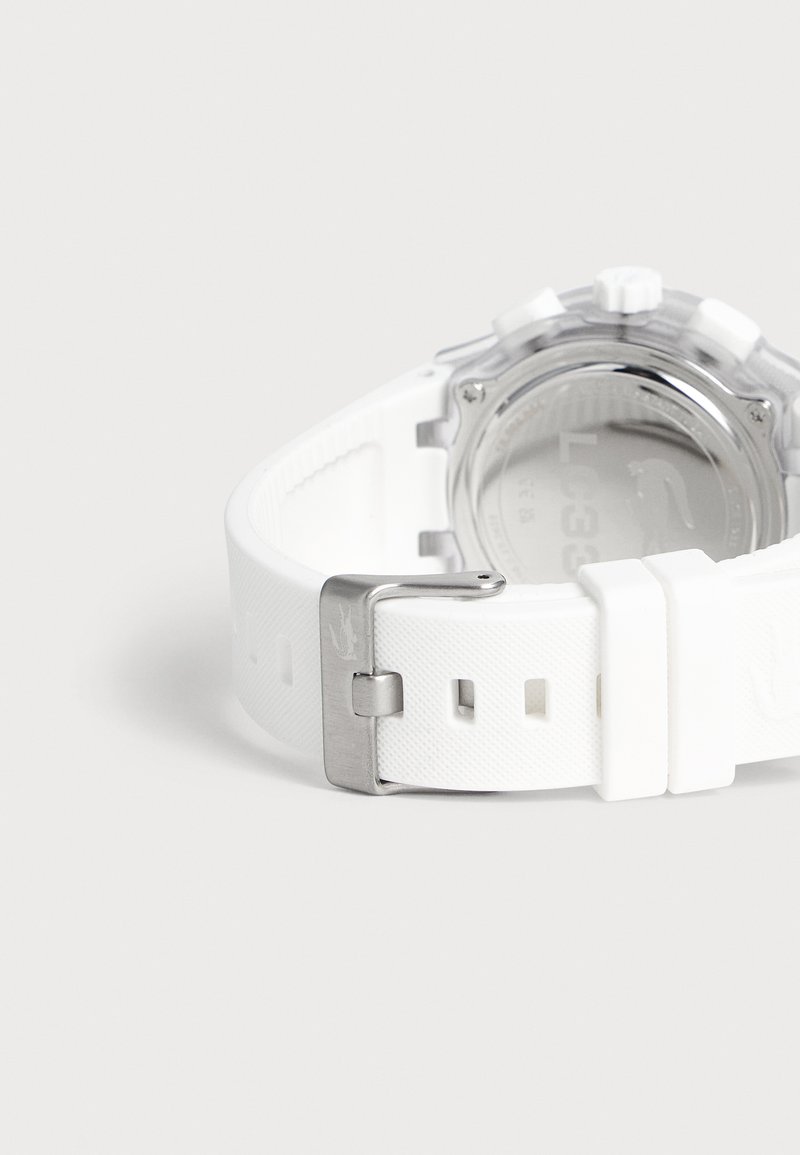 Orologio da polso bianco con cinturino in silicone testurizzato, fibbia in metallo e fondello rotondo argentato con dettagli del marchio incisi.