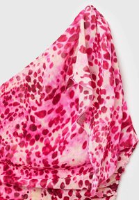 Rosa, leichtes Gewebe mit einem gepunkteten Design in verschiedenen Rosatönen, Rot und Creme; drapierte Ärmeln mit einer weichen, fließenden Textur.
