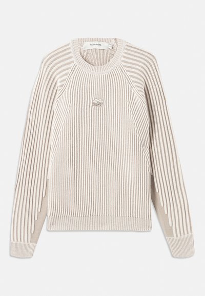 Pulover tricotat cu mânecă lungă, în dungi verticale bej și alb, cu guler rotund și un mic logo brodat pe piept.