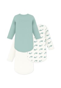 Τρία μπλουζάκια με μακριά μανίκια: ένα απαλό γαλάζιο μονόχρωμο, ένα εκρού με σχέδιο φάλαινας, και ένα κρεμ; μαλακό βαμβακερό υλικό, στρογγυλεμένο τελείωμα.