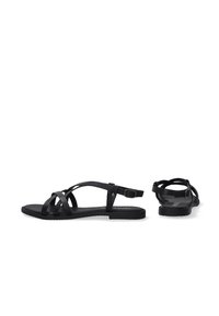 Schwarze flache Sandalen mit mehreren überkreuzten Riemen, verstellbarem Knöchelverschluss und flacher Gummisohle. Glatte Oberfläche mit minimalistischem Design.