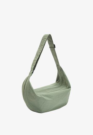 Oliwkowa zielona torba na ramię z regulowanym paskiem i zakrzywionym, pojemnym korpusem.