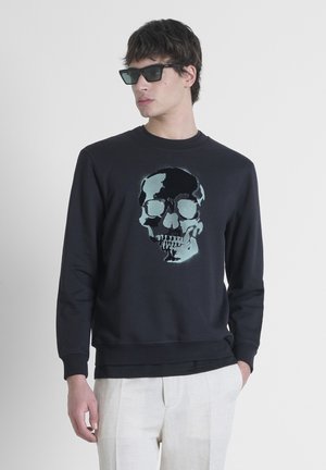 Sudadera negra con un gran gráfico de calavera en tonos de teal y gris. Textura suave con un clásico cuello redondo y puños acanalados.