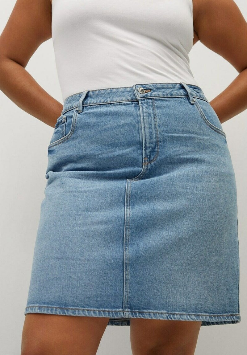 Jupe en denim bleu clair, avec une couture avant, un design classique à cinq poches et une longueur mi-cuisse avec un ourlet fini.