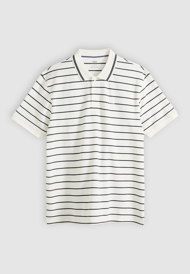 Camiseta polo blanca de manga corta con rayas horizontales negras y cuello, colocada plana sobre un fondo gris claro.