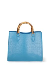 Borsa a mano in ecopelle blu goffrata con manico in bambù, forma rettangolare, fondo piatto e dettagli in metallo.