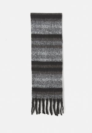 Bufanda a rayas grises en diferentes tonalidades de gris, con una textura suave y bordes con flecos para un acabado casual.