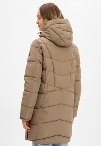 Hellbraune Puffy-Jacke mit Kapuze, mit Zickzacksteppung, einem Reißverschluss und verstellbaren Kordeln am Kragen.