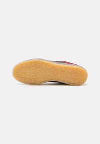 Gummisålde sneakers med et strukturert, flerfarget overdelen som har en blanding av røde, tealfargede og kremfargede accenter. Lett og fleksibel design.