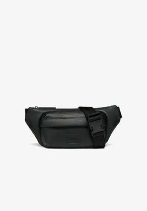 Schwarze Leder-Gürteltasche mit strukturiertem Design. Verfügt über eine vordere Reißverschlusstasche, einen verstellbaren Riemen und ein eingeprägtes Logo auf der Vorderseite.