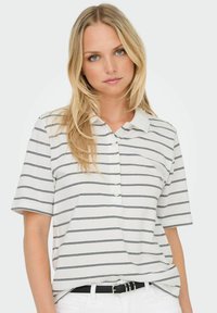 Polo shirt bianco a maniche corte con righe orizzontali blu navy, con patta dei bottoni e colletto classico, realizzato in tessuto leggero.