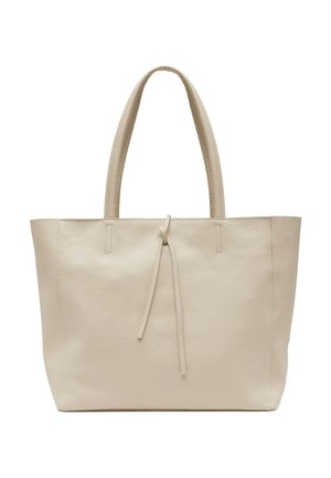 Grande borsa tote in pelle beige con due manici e una chiusura semplice a nodo sul davanti, superficie testurizzata, in piedi su sfondo bianco.