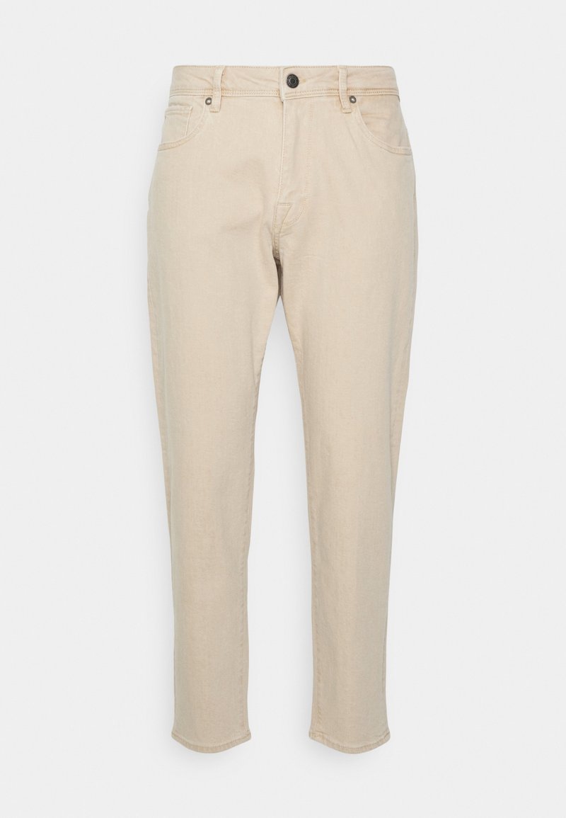 Jean beige à jambes droites avec bouton frontal, fermeture éclair, passants pour ceinture, et style cinq poches sur fond blanc.