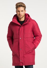 Rode geïsoleerde parka met een capuchon, voorzien van een ritssluiting, drukknoopsluiting, twee grote voorkanten zakken en een geborduurd ontwerp.