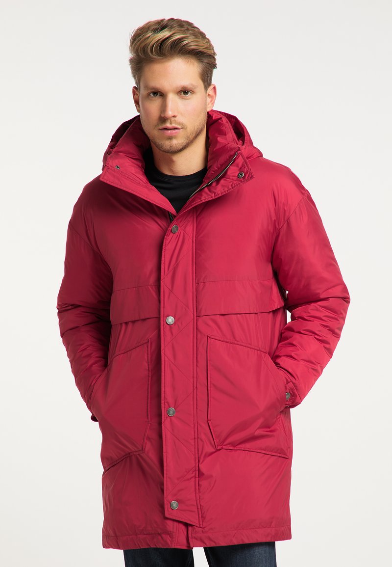 Rode geïsoleerde parka met een capuchon, voorzien van een ritssluiting, drukknoopsluiting, twee grote voorkanten zakken en een geborduurd ontwerp.